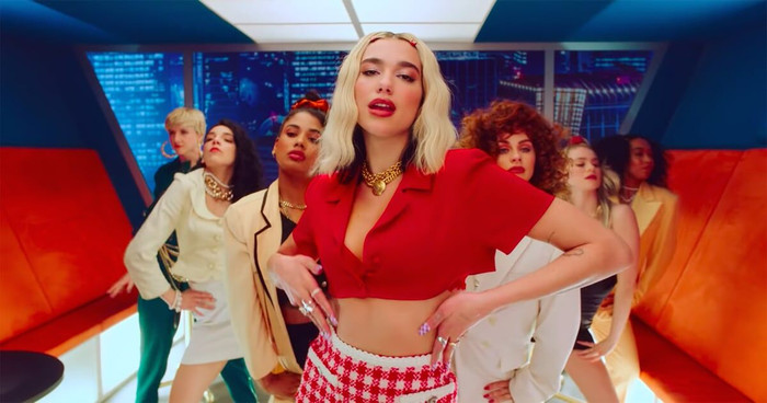 Dua Lipa đẳng cấp là khi biến mọi sàn diễn thành show thời trang của mình ảnh 7