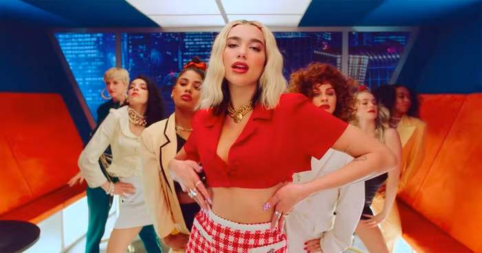 Dua Lipa đẳng cấp là khi biến mọi sàn diễn thành show thời trang của mình ảnh 7