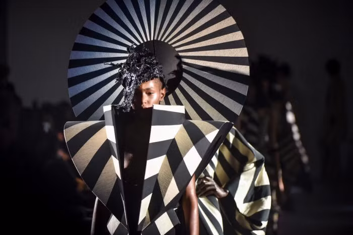 Sự tương phản trong màu sắc (sáng – tối), nhân sinh quan (thiện – ác) và thời gian (ngày – đêm) là những gì người ta thường nói về những thiết kế của Pugh.