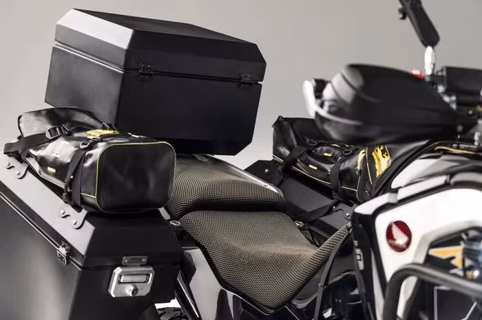 Honda Africa Twin có thêm "bản độ" chính hãng ngầu hơn ảnh 2