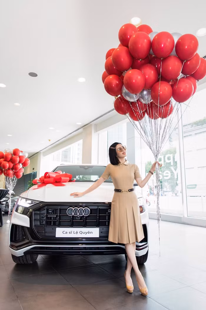 Bức ảnh toát ra mùi giàu có của Lệ Quyên: Trước mặt là xế hộp sang xịn, nhìn đến ngôi biệt thự phía sau còn choáng hơn! - Ảnh 6.