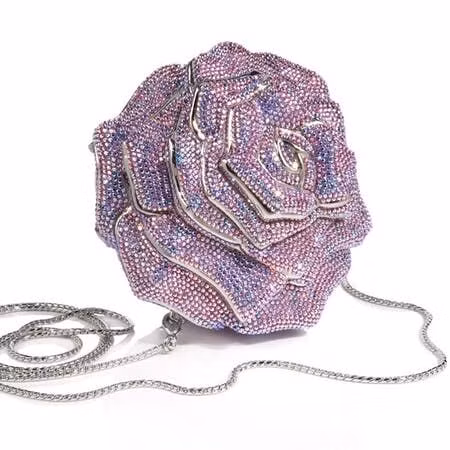 Chiếc túi có kiểu dáng của một bông hoa hồng lấp lánh bởi những viên kim cương và đá tourmaline đắt tiền.