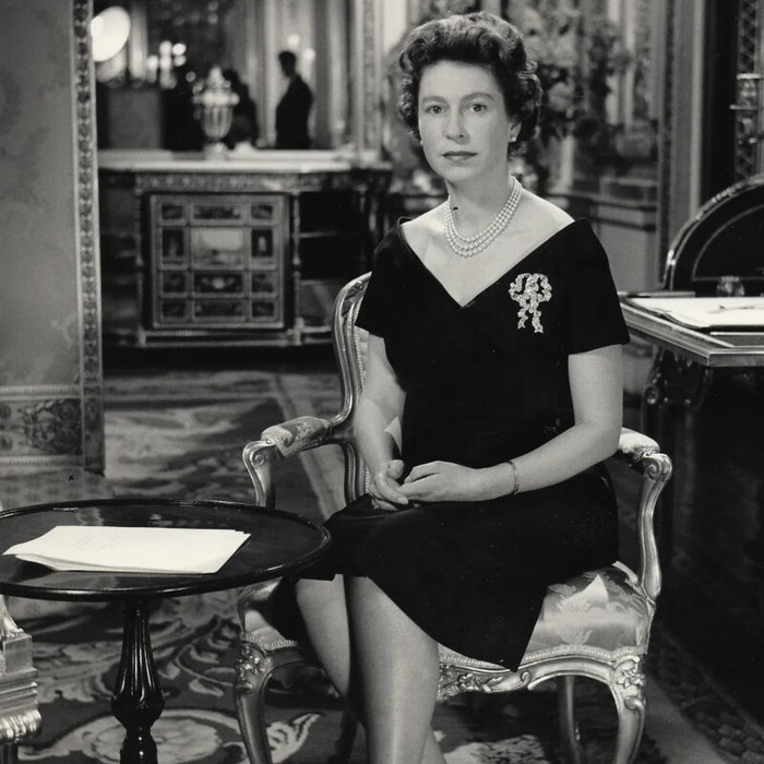 Nữ hoàng Elizabeth II và thẩm mỹ thời trang sang trọng đồng nhất ảnh 3