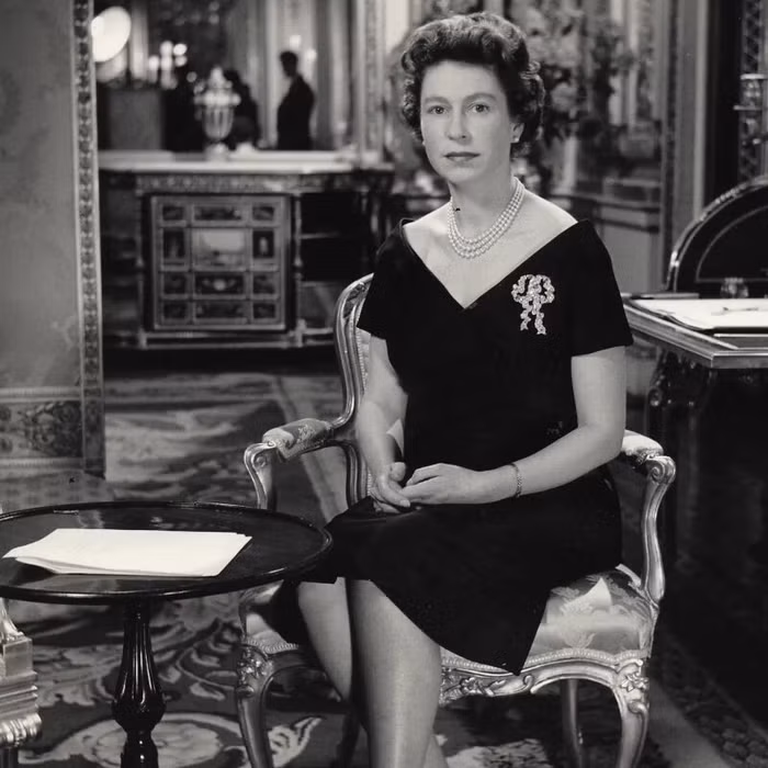 Nữ hoàng Elizabeth II và thẩm mỹ thời trang sang trọng đồng nhất ảnh 3