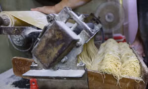 Tiệm mì tươi gần 90 năm của gia đình gốc Hoa ảnh 5 Tiệm mì tươi gần 90 năm của gia đình gốc Hoa ảnh 5