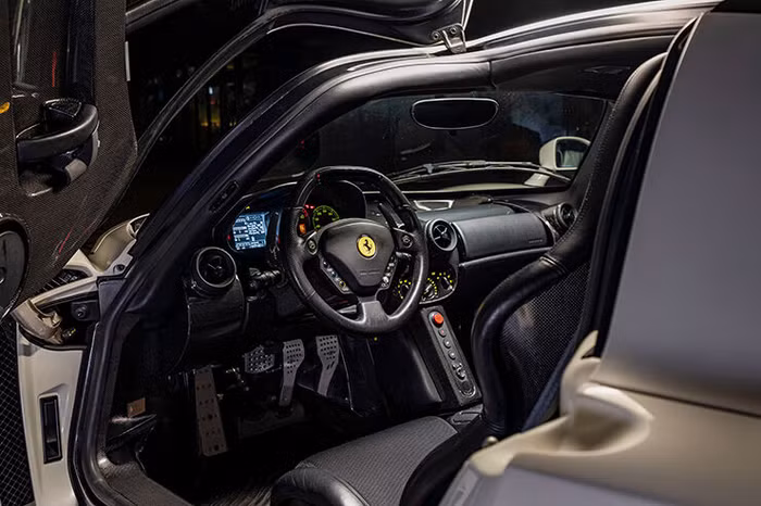 Ferrari Enzo màu trắng độc nhất thế giới xuất hiện trên sàn đấu giá ảnh 3 Ferrari Enzo màu trắng độc nhất thế giới xuất hiện trên sàn đấu giá ảnh 3