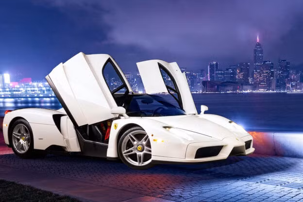 Ferrari Enzo màu trắng độc nhất thế giới xuất hiện trên sàn đấu giá ảnh 4 Ferrari Enzo màu trắng độc nhất thế giới xuất hiện trên sàn đấu giá ảnh 4