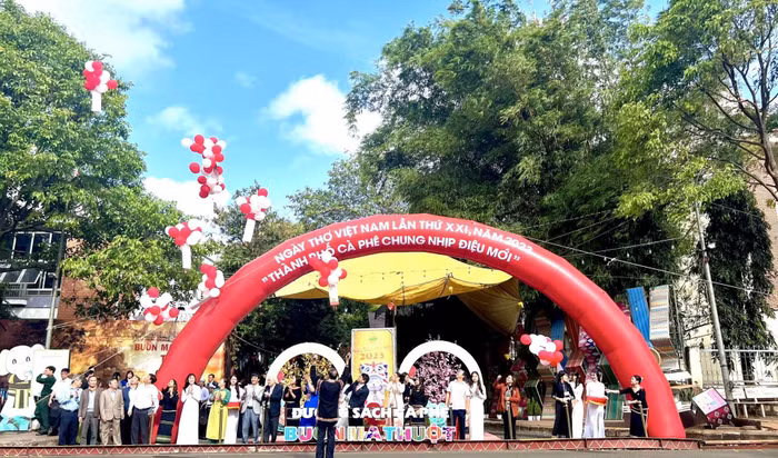 Các đại biểu thực hiện nghi thức thả thơ trong Ngày thơ Việt Nam tại Đắk Lắk