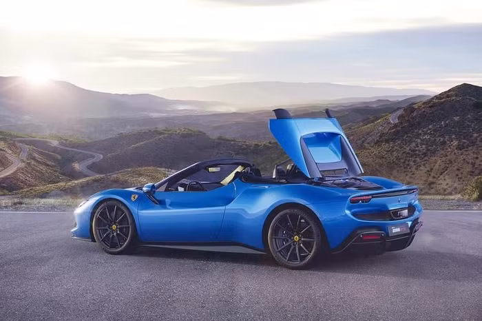 Ferrari 296 GTS Hybrid V6 Drop-Top