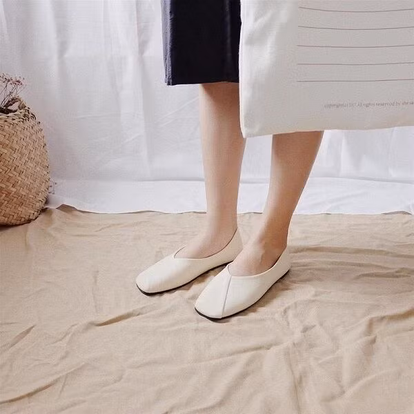 Giày đế bệt mũi vuông