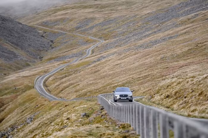 SUV Jaguar I-PACE vượt thử thách Everesting chỉ với 1 lần sạc-3