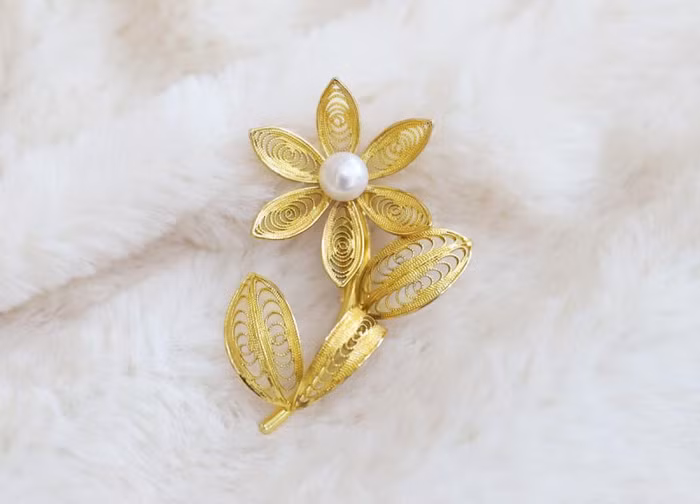 Có giá bán chỉ 1,5 triệu đồng, những bông hoa cài áo được thiết kế tinh xảo, hiện đại chắc chắn sẽ khiến mẹ bạn luôn nổi bật giữa đám đông.