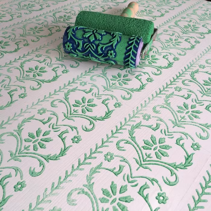 Tự tay làm mới không gian cùng con lăn sơn hoa văn đẹp, sang như dùng giấy dán tường