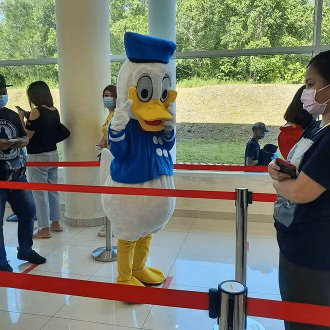 Hóa trang thành siêu anh hùng, thủy thủ mặt trăng... đi tiêm vaccine-6