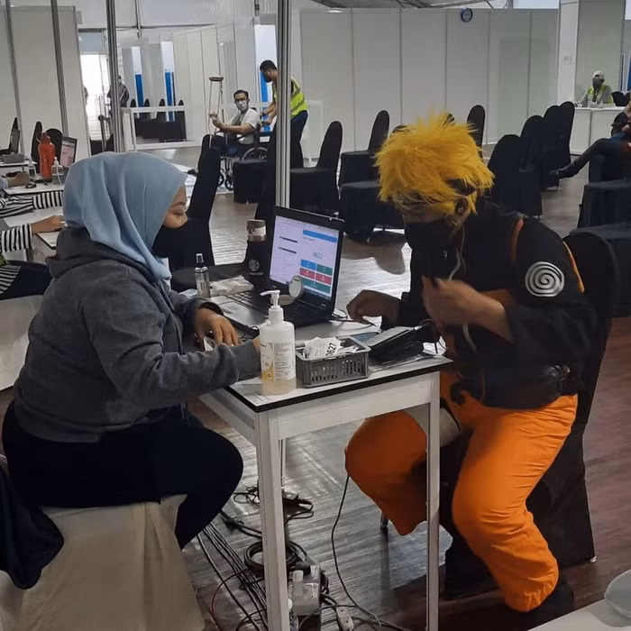 Hóa trang thành siêu anh hùng, thủy thủ mặt trăng... đi tiêm vaccine-8