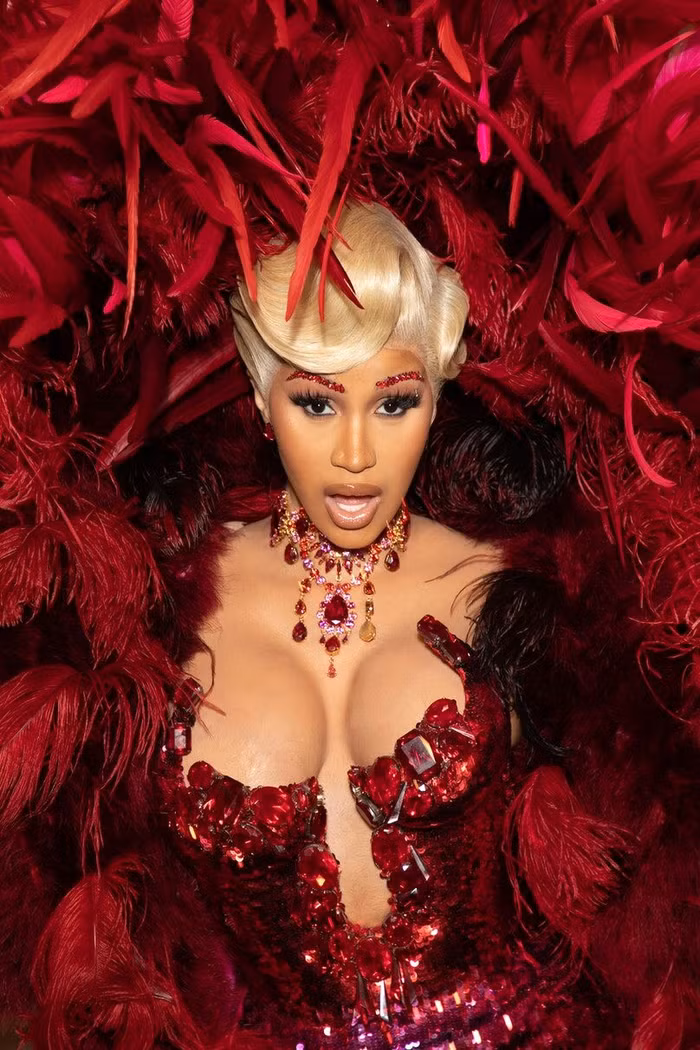 Cardi B diện đầm ôm sát, khoe dáng thon gọn sau sinh