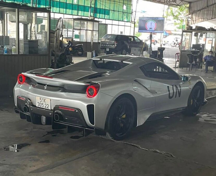Bộ đôi Ferrari 488 Pista Spider và Ford GT được ra biển trắng ảnh 2