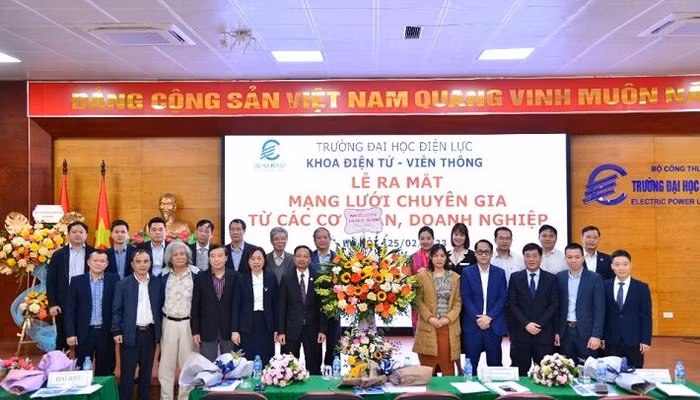 Lãnh đạo Trường Đại học Điện lực và Khoa Điện tử - Viễn thông chụp ảnh lưu niệm với các Chuyên gia và đại biểu tham dự buổi lễ