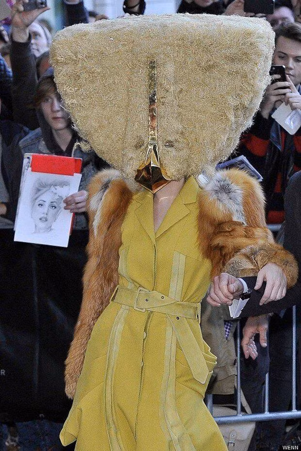 Những bộ trang phục “không đụng hàng” làm nên thương hiệu Lady Gaga-12