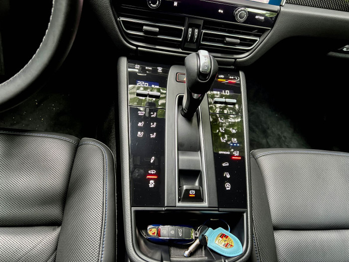 Porsche Macan 2022: Thay đổi nội - ngoại thất, nâng cấp khả năng vận hành ảnh 13 Porsche Macan 2022: Thay đổi nội - ngoại thất, nâng cấp khả năng vận hành ảnh 13