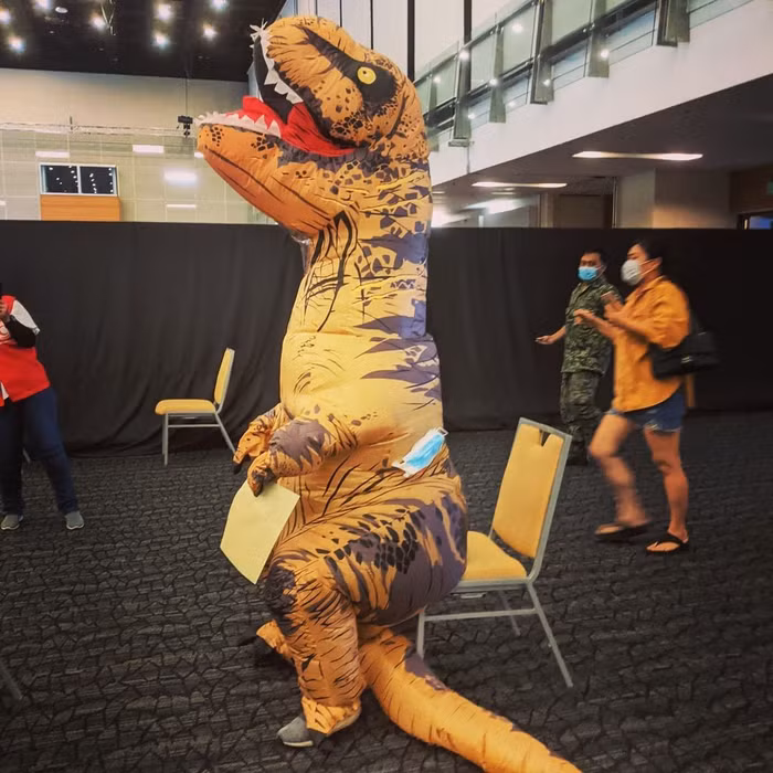 Hóa trang thành siêu anh hùng, thủy thủ mặt trăng... đi tiêm vaccine-7