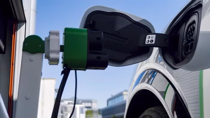 Ford phát triển trạm sạc robot tự cắm điện