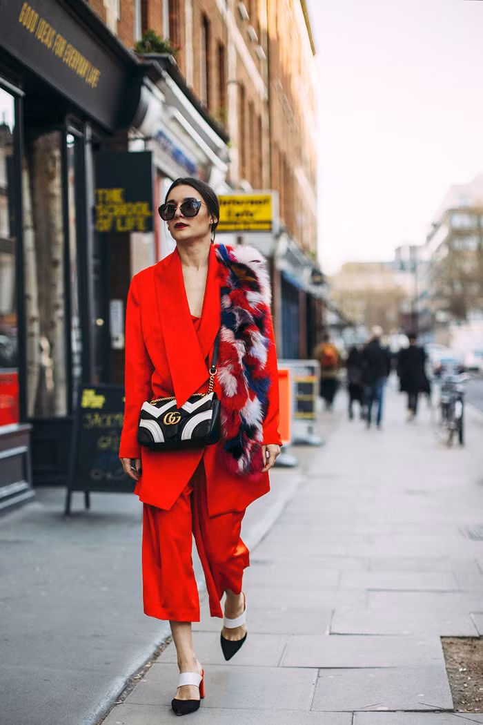 Gợi ý thời trang cùng sắc đỏ mùa lễ hội cuối năm ảnh 11