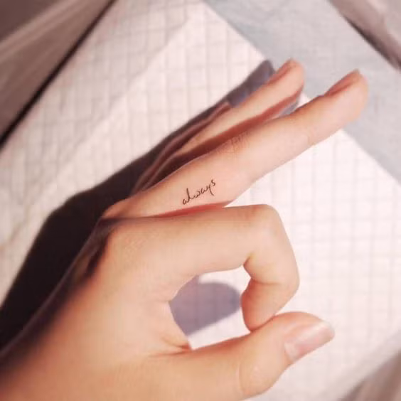 Làm gì để giữ hình xăm trên ngón tay được bền màu?-2