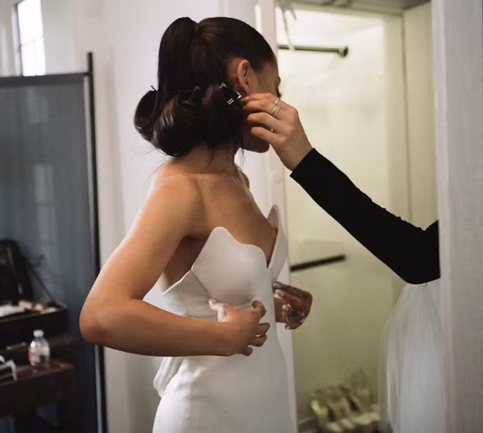 Ariana Grande diện váy cưới tối giản lấy cảm hứng từ Audrey Hepburn-3