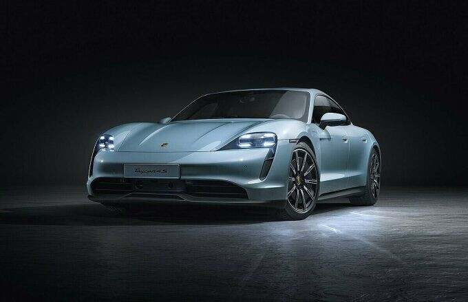 Porsche Taycan - sedan điện trị giá gần 10 tỷ đồng