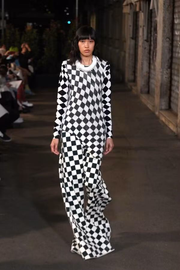 Phương Oanh tự tin sải bước trên sàn diễn Dolce & Gabbana-4