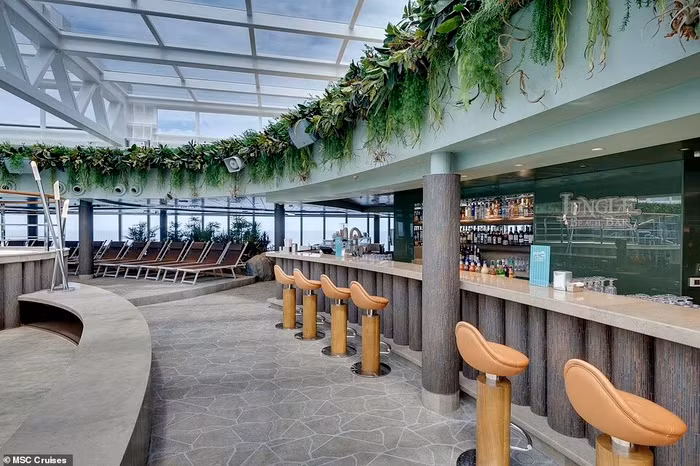 Nội thất nguy nga bên trong tàu du lịch khổng lồ - 12