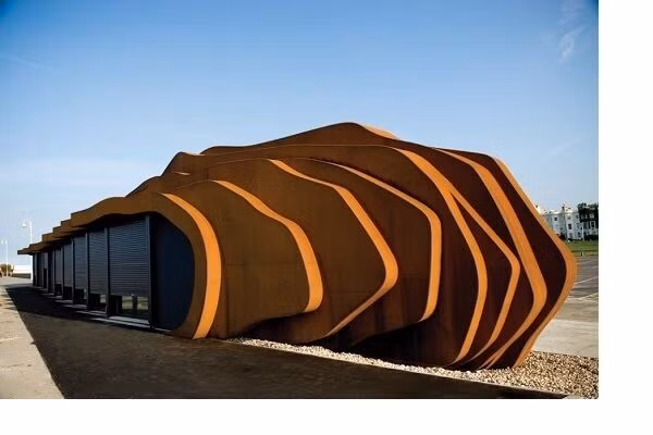 ĐiĐiểm thiết kế ấn tượng của quán nằm ở cấu trúc là cộng sinh với môi trường xung quanh