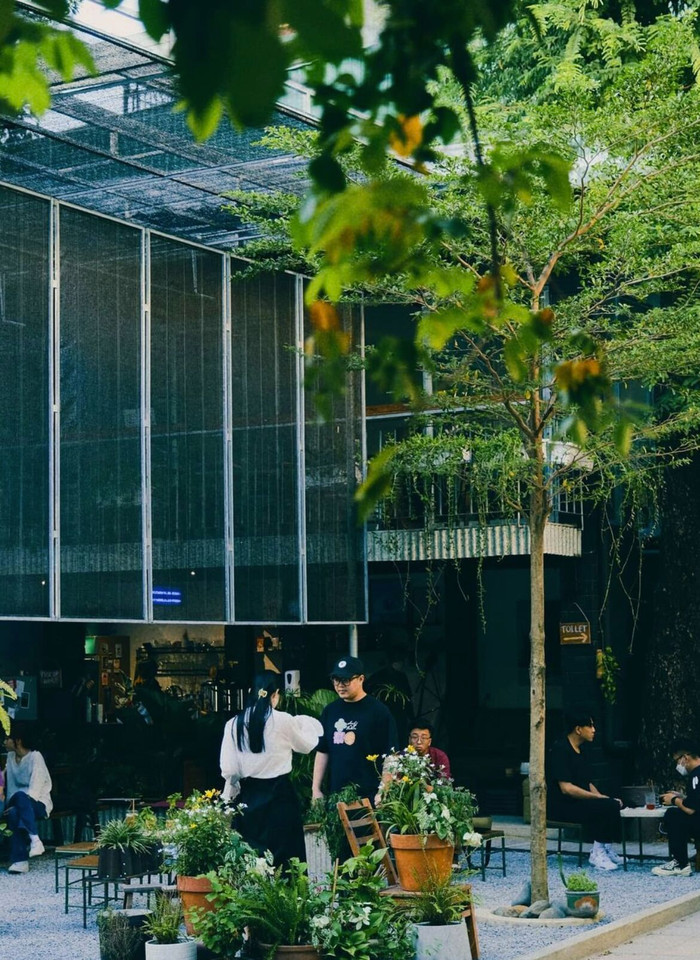 Những quán cà phê đang "càn quét" mọi mặt trận sống ảo ở Sài Gòn ảnh 12