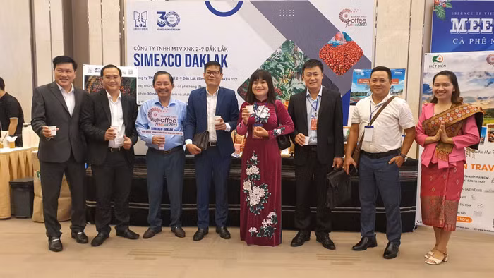 Phó Chủ tịch UBND tỉnh Đắk Lắk - H’Yim Kđoh chụp hình lưu niệm cùng các đại biểu tại buổi họp báo