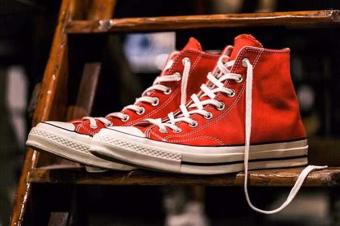 Một trong các hãng giày sneaker nổi tiếng nhất có tuổi đời hơn 100 năm chính là Converse