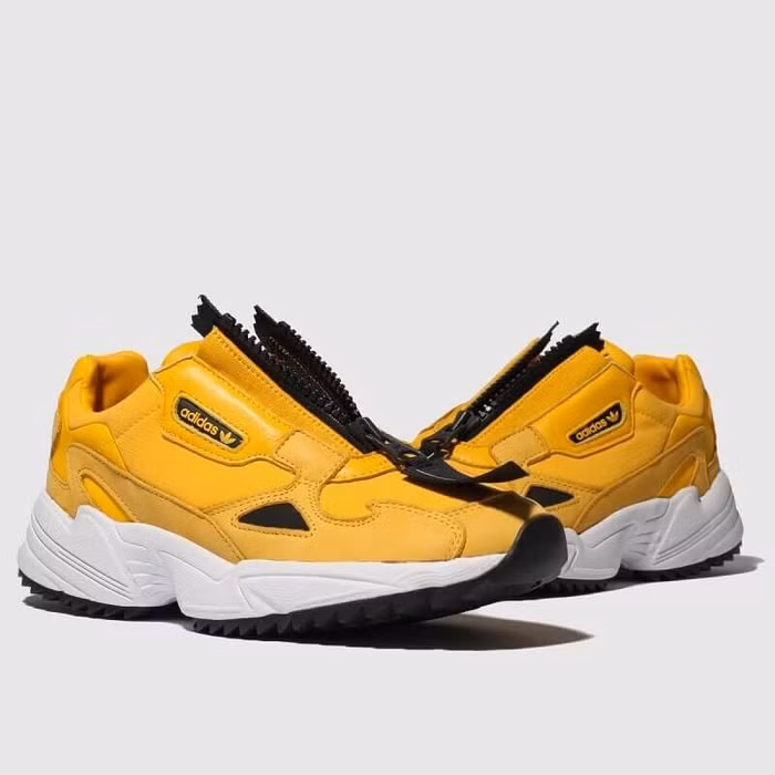 Nằm trong danh sách các hãng giày sneaker nổi tiếng nhất hiện nay là Adidas