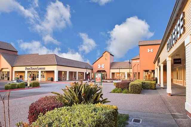 Vacaville Premium Outlets là một trong những trung tâm mua sắm ngoài trời đẹp nhất ở khu vực miền Bắc California.