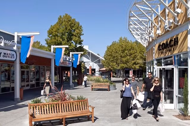 Nhiều du khách đến Petaluma Village Premium Outlets luôn trở về với hai tay đầy ắp các túi hàng.