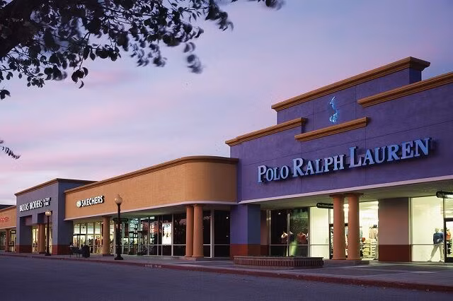Tại Gilroy Outlet, bạn sẽ tìm thấy cửa hàng của nhiều thương hiệu nổi tiếng khác nhau