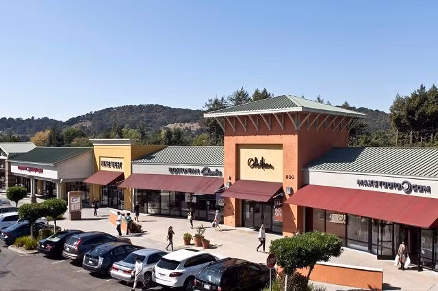 Napa Premium Outlets tọa lạc tại thung lũng Napa xinh đẹp nên quang cảnh xung quanh cũng yên bình hơn nhiều.