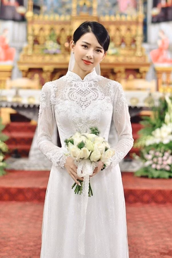 Trước đó, Khánh Vy diện bộ áo dài trắng có giá 40 triệu đồng.