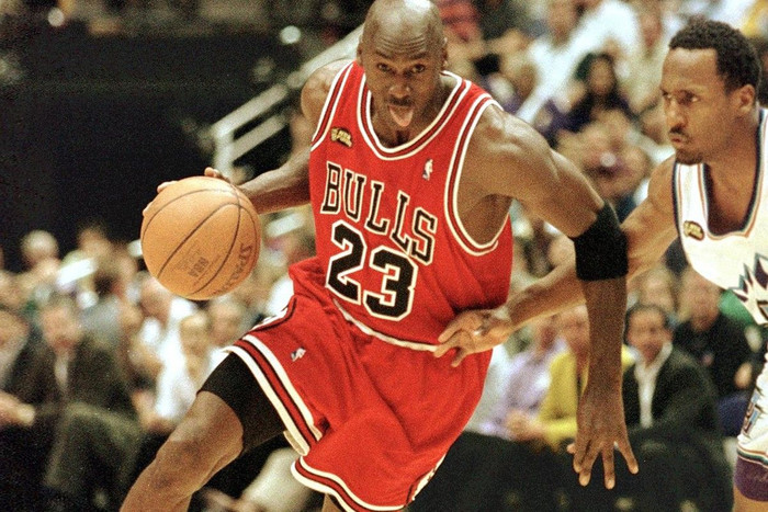 Chiếc áo thi đấu năm 1998 của Michael Jordan được đấu giá 117 tỷ đồng