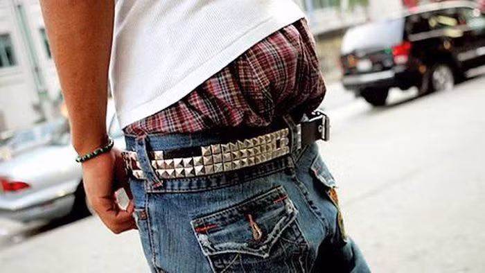 Balenciaga bị chỉ trích vì mẫu quần tụt mới-2