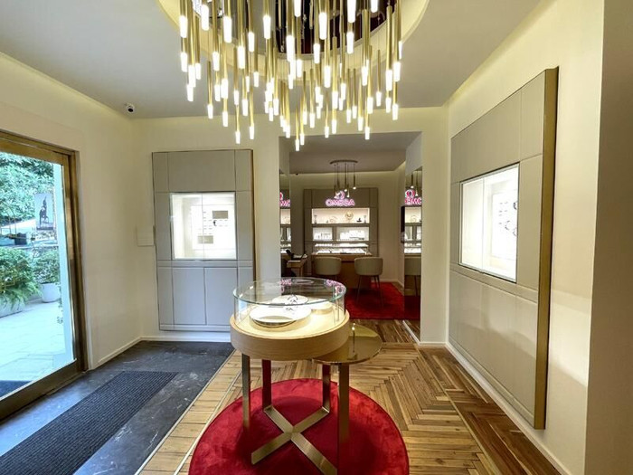 Bên trong Omega Boutique chính hãng đầu tiên tại Hà Nội ảnh 6