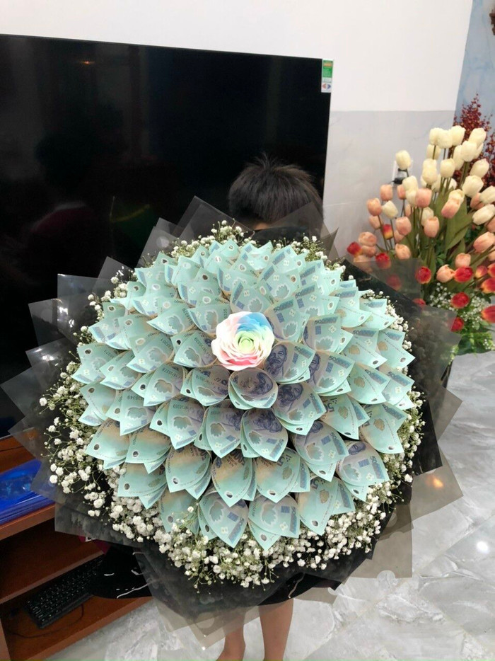 Những bó hoa đính tiền cũng là mặt hàng được nhiều người lựa chọn. (Ảnh: Vietnamnet)