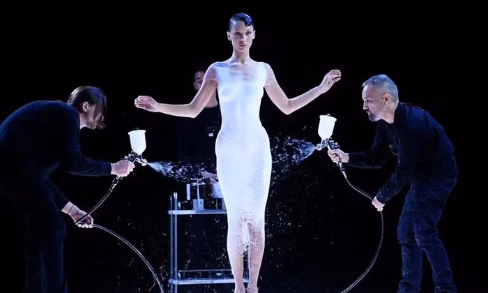 Chiếc váy gây sốc khi được tạo bằng kỹ thuật phun sơn