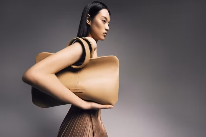 Dấu ấn Việt trong bộ sưu tập túi xách mới của NTK Cường Đàm