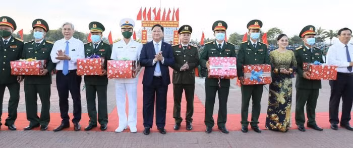 Phó Bí thư Tỉnh ủy, Chủ tịch UBND tỉnh Trần Quốc Nam cùng các đại biểu