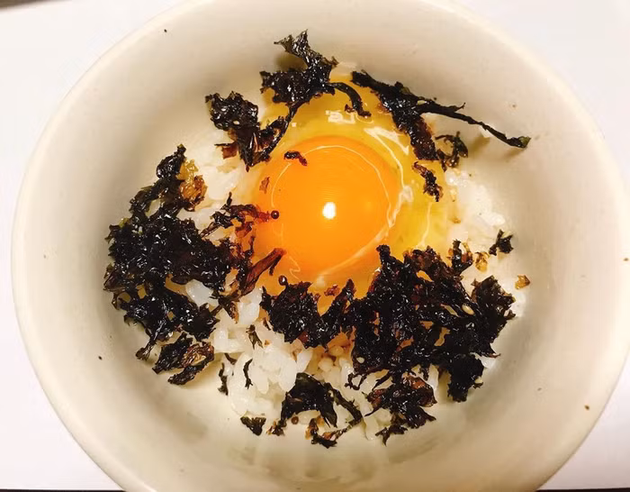 Cơm trộn trứng sống và rong biển